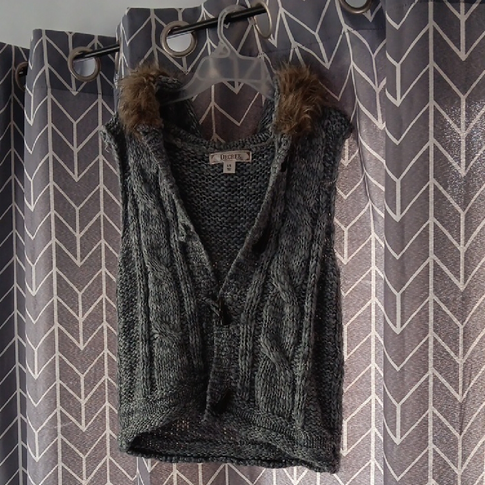 Decree Gray Knit Vest with Faux Fur Collar